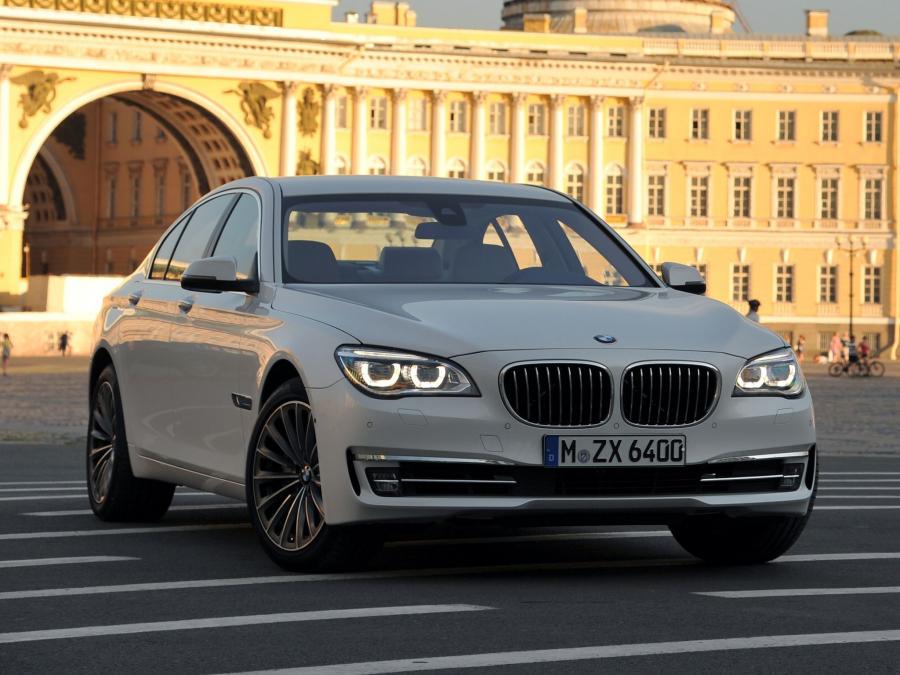  BMW 750i 2012 года  (фото 6 из 16)
